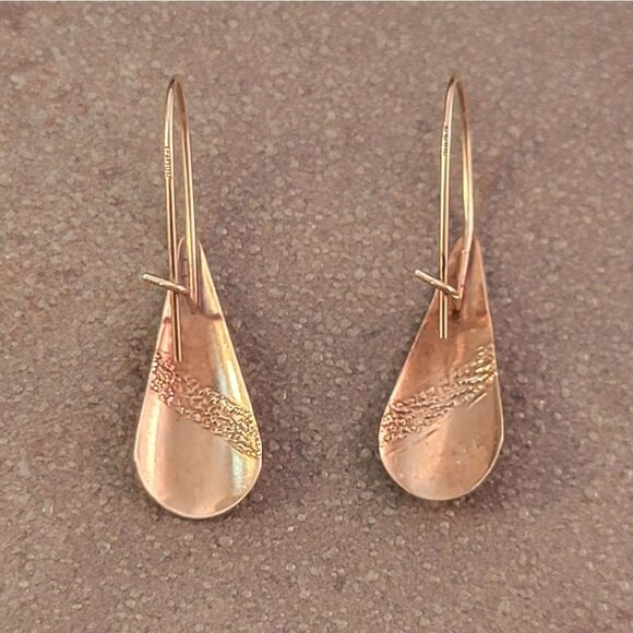 Genuine Vintage 14k Yellow Gold Textured Teardrop French Wire Earrings - Picture 4 of 8